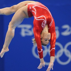 开云官方-美国马术协会与兽医合作，开展马匹疾病预防与治疗研究。，美国马术金牌